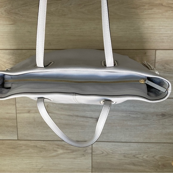 Grey Kate Spade bag with white stitching and zipper top - Picture 4 of 7